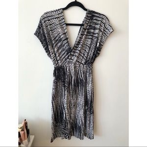 Women’s Black & White Chain Print Flowy Loosefit Short Sleeve V-Neck Dress Small